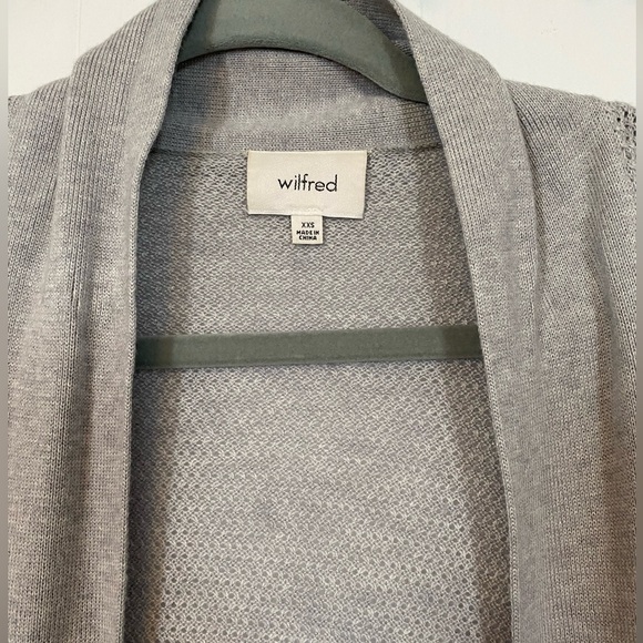 Grey Aritzia cardigan. Good condition. Worn a couple of times. Size xxs - Picture 2 of 5